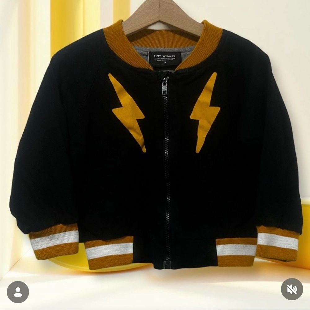 Tiny Whales
Bomber Jacket
Teeniest mark on one cuff
3 years
Black